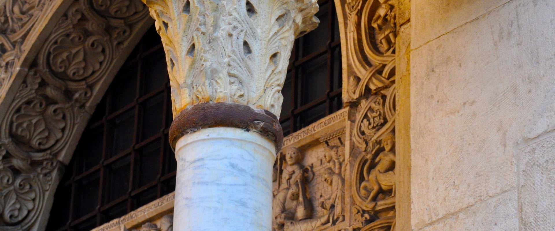Capitello Duomo di Modena, e scorcio Porta dei Principi photo by Chiara Salazar Chiesa